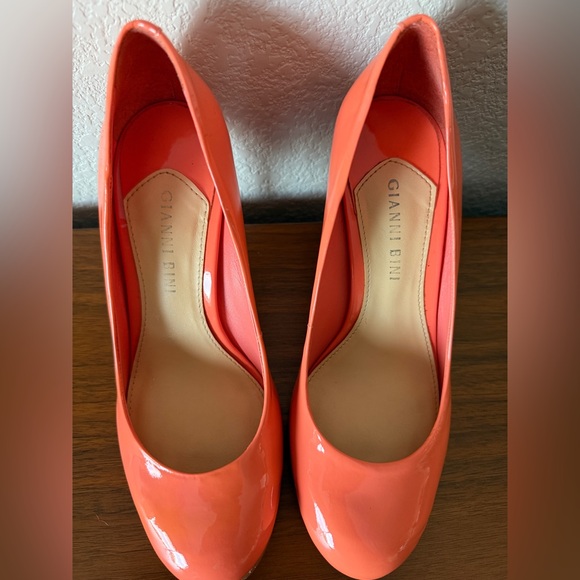 Beautiful patent salmon colored pumps - Picture 3 of 4